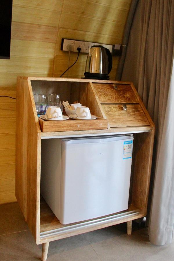 Nivadoo Resort Sigiriya Bagian luar foto A small refrigerator in a hotel room