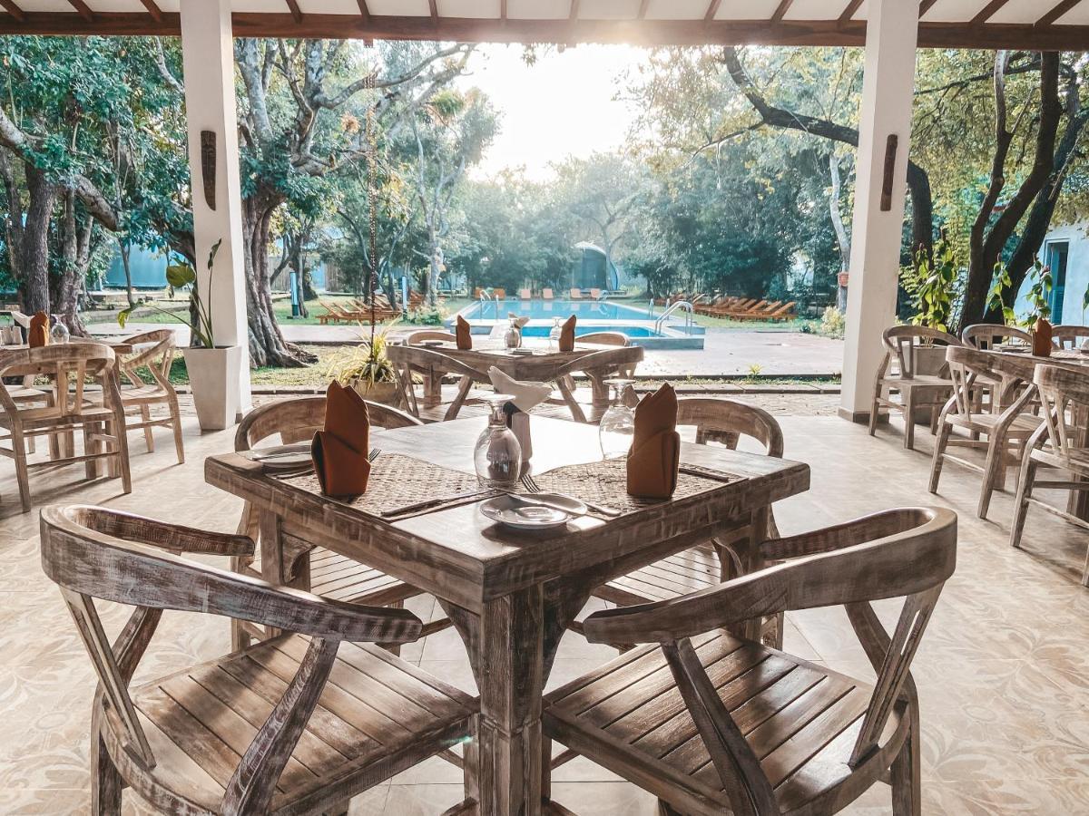 Nivadoo Resort Sigiriya Bagian luar foto The restaurant at the hotel