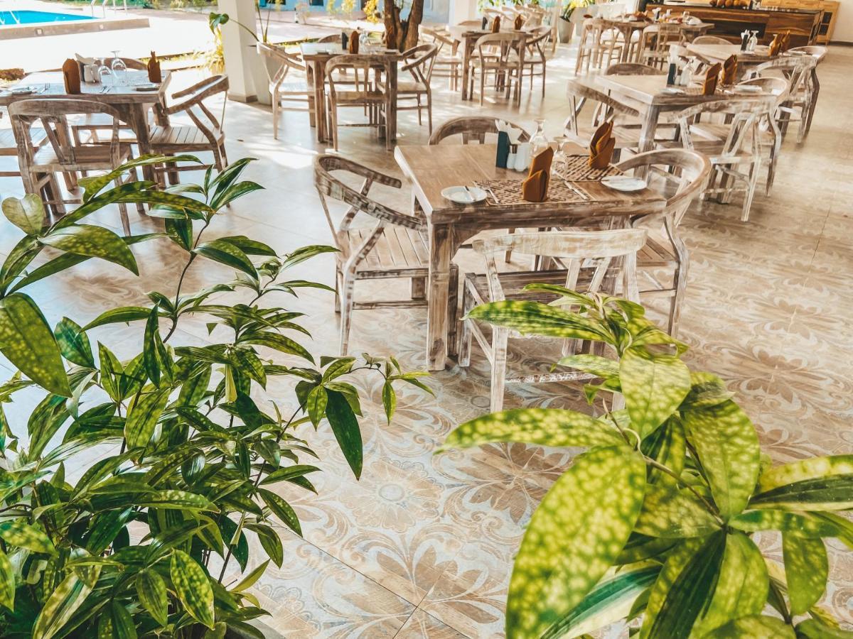 Nivadoo Resort Sigiriya Bagian luar foto The interior of the restaurant