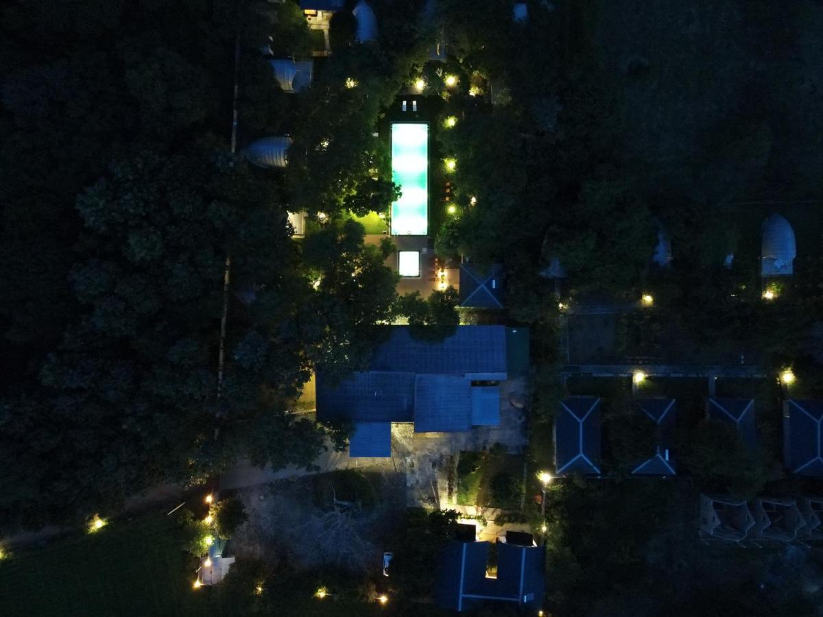 Nivadoo Resort Sigiriya Bagian luar foto Aerial view of the house at night