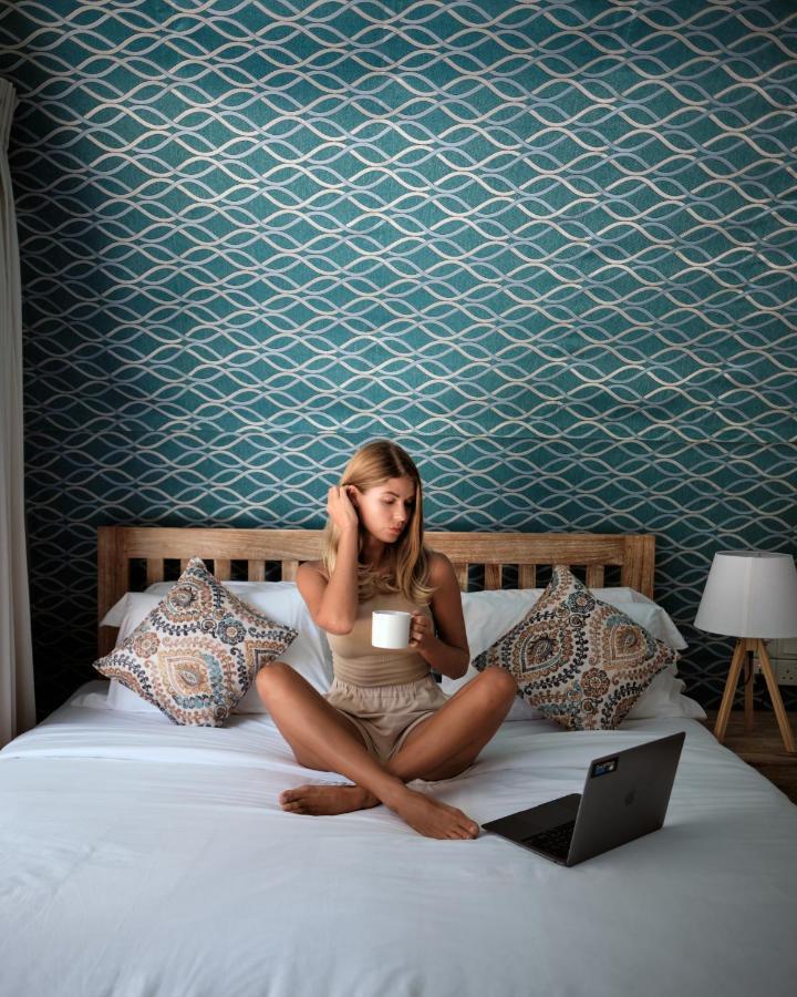 Nivadoo Resort Sigiriya Bagian luar foto A woman sitting on a bed