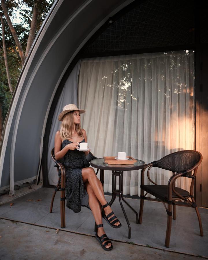 Nivadoo Resort Sigiriya Bagian luar foto A woman drinking coffee