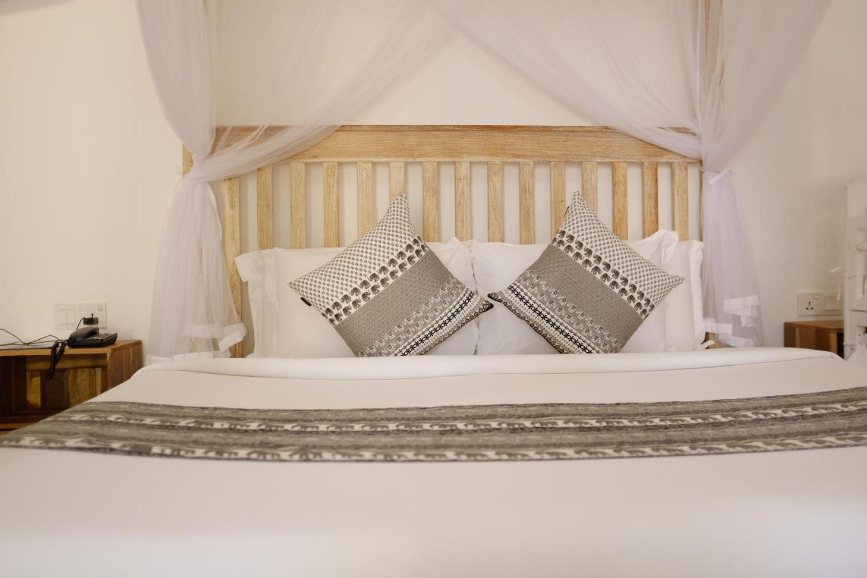Nivadoo Resort Sigiriya Ruang foto A bed with a mosquito net