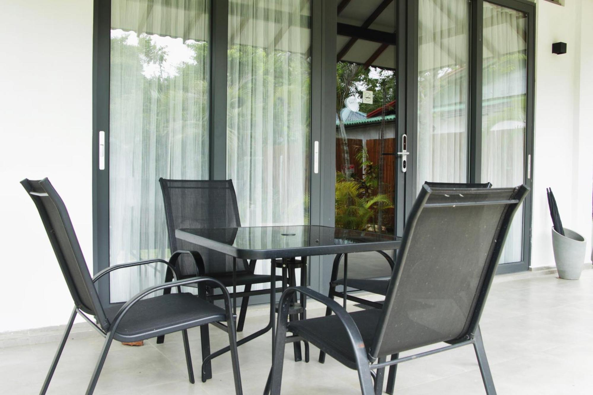 Nivadoo Resort Sigiriya Ruang foto A set of patio furniture