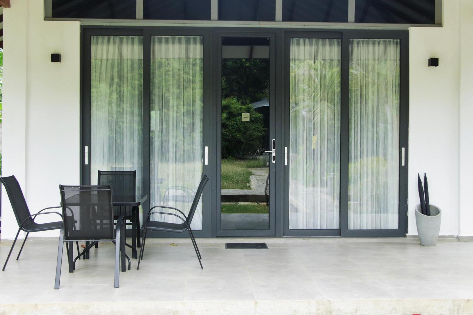 Nivadoo Resort Sigiriya Ruang foto A set of sliding doors