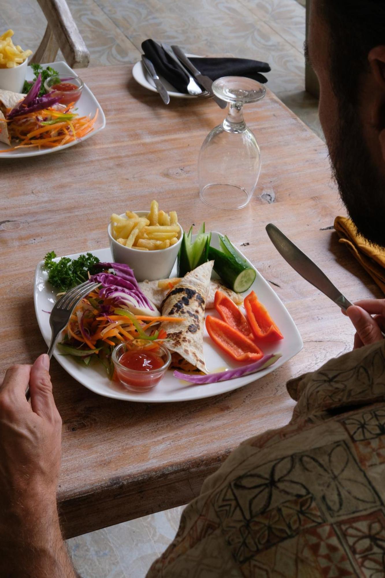 Nivadoo Resort Sigiriya Bagian luar foto A plate of food